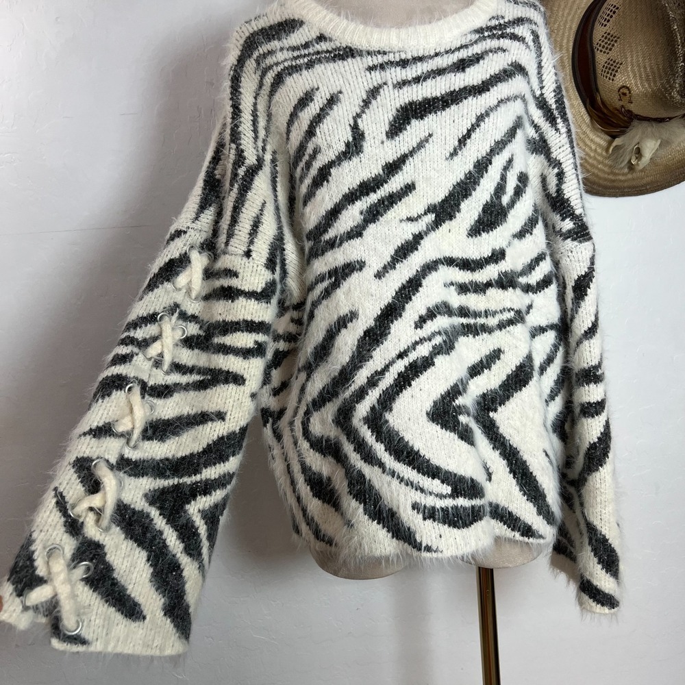DAYTRIP Zebra Print Fuzzy Knit Sweater Sz L Lace Up Sleeve Pullover Grunge Rock